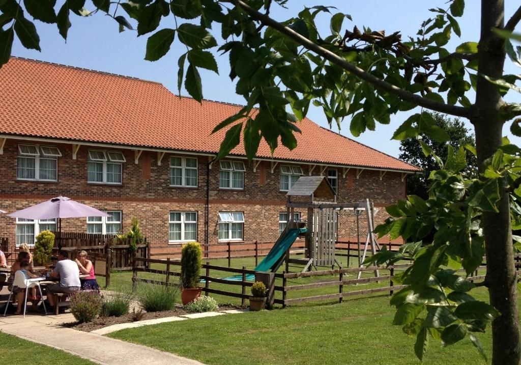 Allerton Court Hotel Норталeртън Екстериор снимка