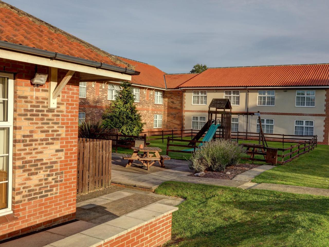 Allerton Court Hotel Норталeртън Екстериор снимка